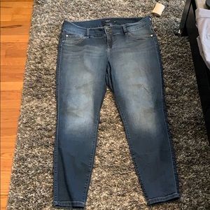 Torrid distressed wash jeans size 18R